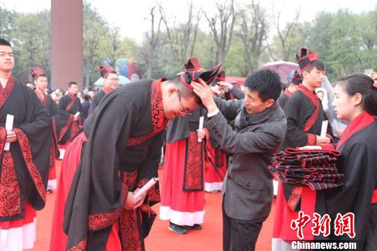 400名学子齐聚西安汉城湖畔行汉式成人礼
