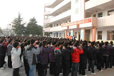 灵宝一高举行“成人宣誓暨冲刺一练”仪式 