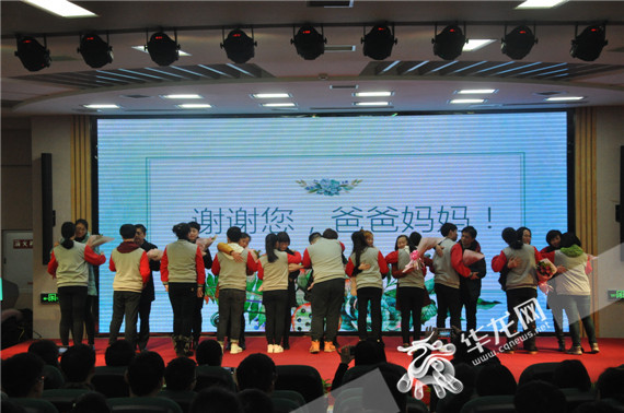 开学典礼上的别样成人礼 重庆四十二中300多名学生共话青春