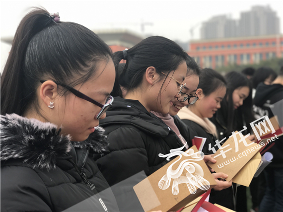 十八中两江实验中学举行成人礼 学生用传统礼仪感恩父母与老师