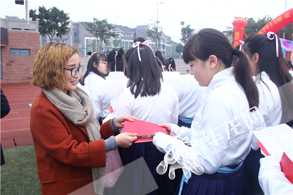 十八中两江实验中学举行成人礼 学生用传统礼仪感恩父母与老师
