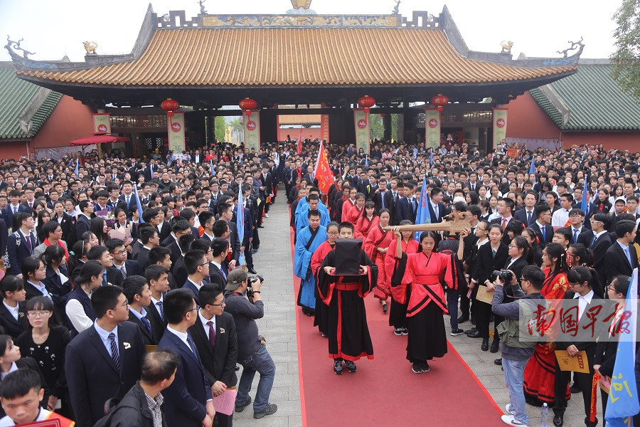 3月4日焦点图:南宁二中三千高三学子参加成人礼
