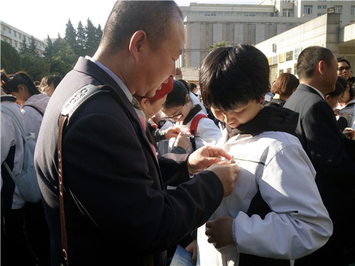 家长给孩子佩戴成人徽章_副本.jpg