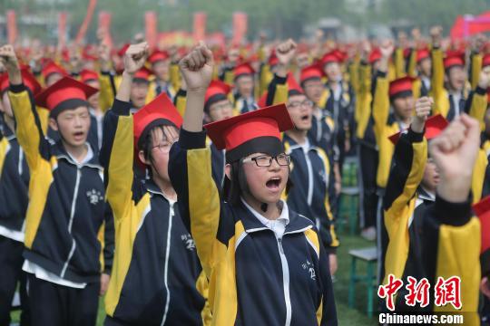 学生们在成人礼仪式上宣誓。 崔广义 摄