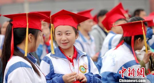 参加“成人礼”的学生们。 奉力 摄