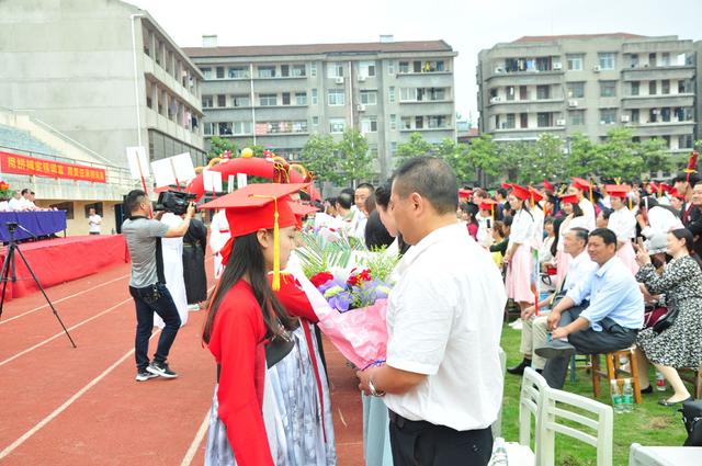 潜江市竹根滩高级中学举办2018届学生成人礼仪式