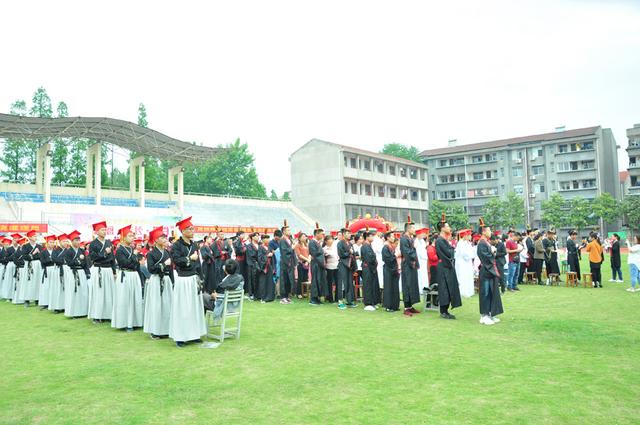 潜江市竹根滩高级中学举办2018届学生成人礼仪式