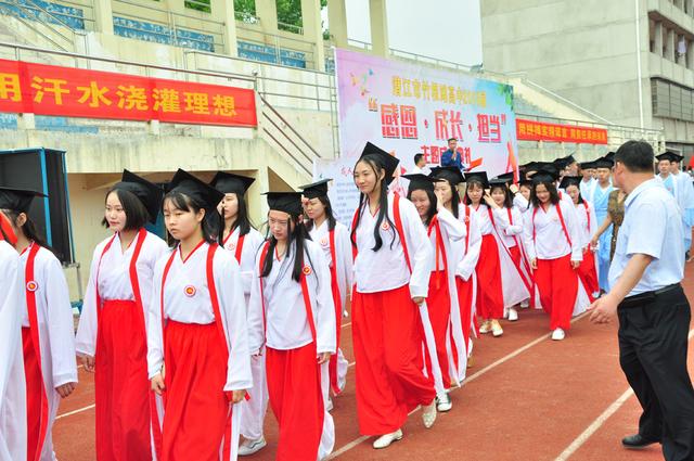 潜江市竹根滩高级中学举办2018届学生成人礼仪式