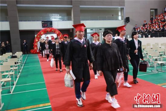 学生在家长的陪同下步入“成人门” 学生在家长的陪同下步入“成人门”