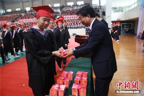 王乃宁校长给学生代表颁发《中华人民共和国宪法》 王乃宁校长给学生代表颁发《中华人民共和国宪法》