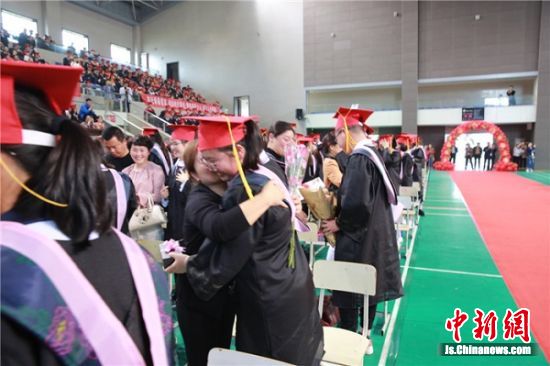 学生和父母拥抱 学生和父母拥抱