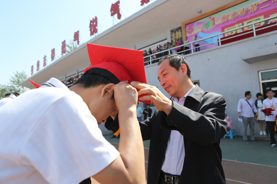 市人大常委会副主任裴保顺为学生戴成人帽市教育局党组副书记、正处级调研员任忠秀为学生戴成人帽共青团衡水市委副书记门兰新为学生戴成人帽《德育报》副总编辑、执行总编王晨光为学生戴成人帽全国著名心理教育专家曲连坤为学生戴成人帽