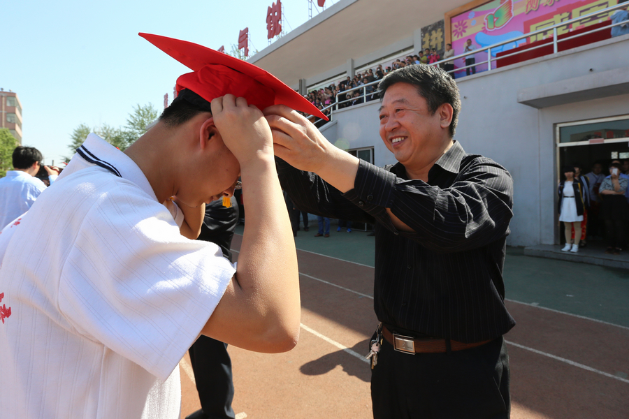 市人大常委会副主任裴保顺为学生戴成人帽市教育局党组副书记、正处级调研员任忠秀为学生戴成人帽共青团衡水市委副书记门兰新为学生戴成人帽《德育报》副总编辑、执行总编王晨光为学生戴成人帽全国著名心理教育专家曲连坤为学生戴成人帽