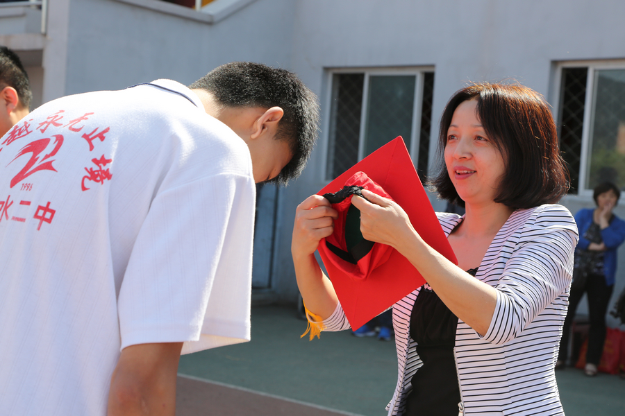 市人大常委会副主任裴保顺为学生戴成人帽市教育局党组副书记、正处级调研员任忠秀为学生戴成人帽共青团衡水市委副书记门兰新为学生戴成人帽《德育报》副总编辑、执行总编王晨光为学生戴成人帽全国著名心理教育专家曲连坤为学生戴成人帽