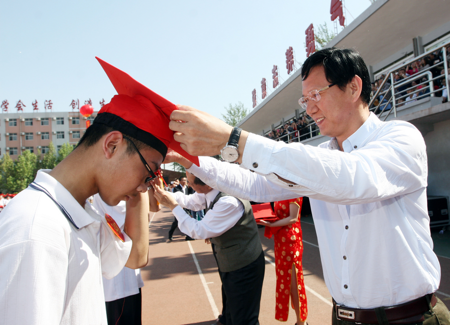 市人大常委会副主任裴保顺为学生戴成人帽市教育局党组副书记、正处级调研员任忠秀为学生戴成人帽共青团衡水市委副书记门兰新为学生戴成人帽《德育报》副总编辑、执行总编王晨光为学生戴成人帽全国著名心理教育专家曲连坤为学生戴成人帽