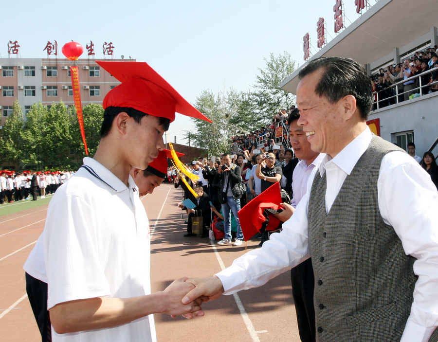 市人大常委会副主任裴保顺为学生戴成人帽市教育局党组副书记、正处级调研员任忠秀为学生戴成人帽共青团衡水市委副书记门兰新为学生戴成人帽《德育报》副总编辑、执行总编王晨光为学生戴成人帽全国著名心理教育专家曲连坤为学生戴成人帽