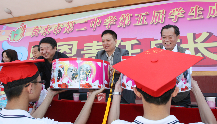 学生代表吹灭生日蜡烛家长与学生共同朗诵真情告白《成长路 父母恩》向学生颁发生日蛋糕