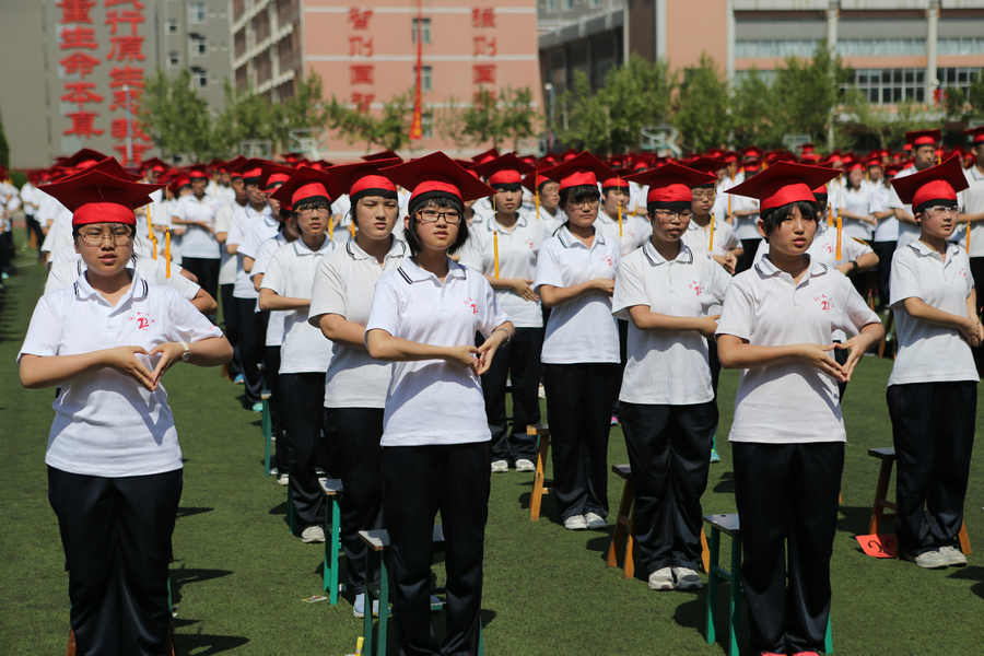 集体手语操表演《感恩的心》集体宣誓学生在家长的引领下走过成人门