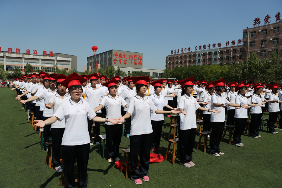 集体手语操表演《感恩的心》集体宣誓学生在家长的引领下走过成人门