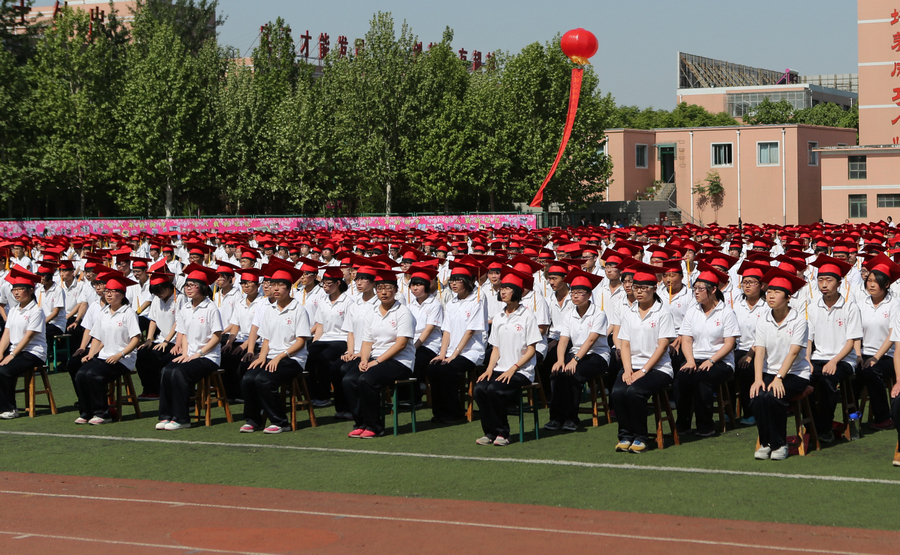 集体手语操表演《感恩的心》集体宣誓学生在家长的引领下走过成人门