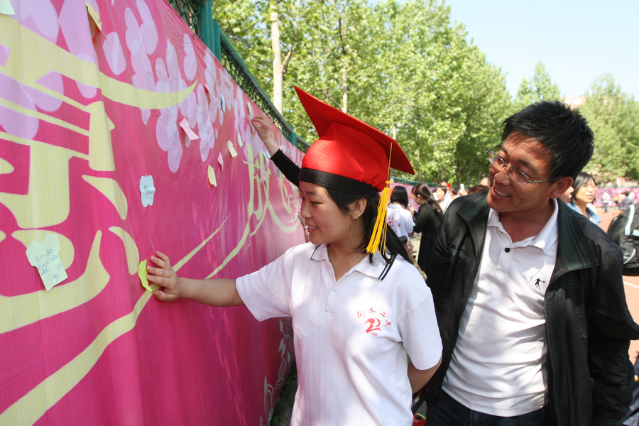 学生在成人纪念墙上写下自己的心愿