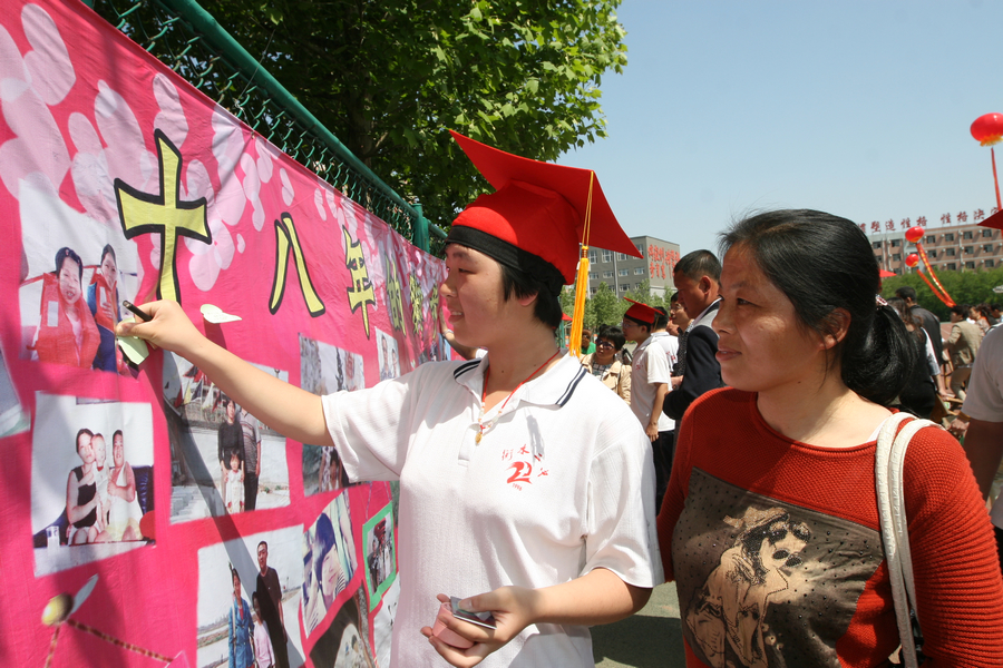 学生在成人纪念墙上写下自己的心愿