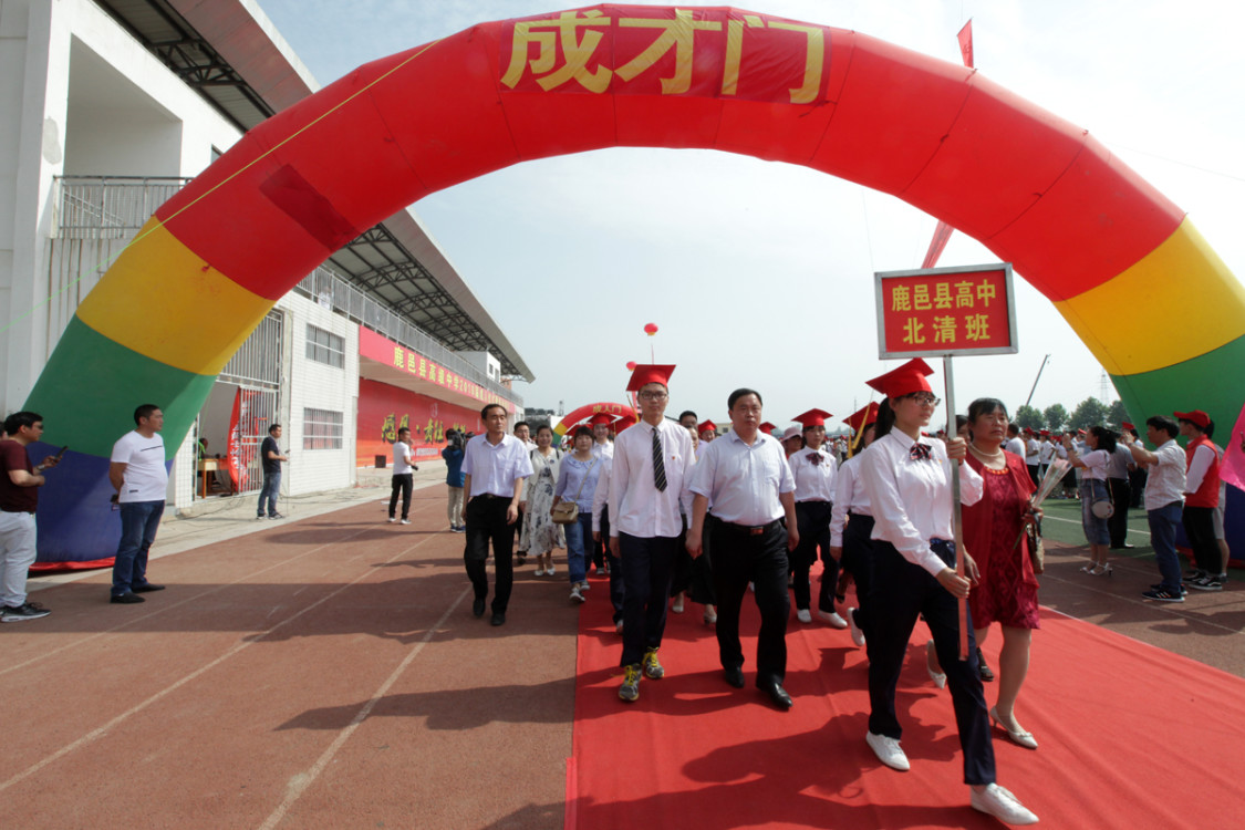 18岁成人礼：周口2000名高中生跨越“成才门”