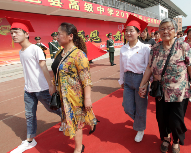 18岁成人礼：周口2000名高中生跨越“成才门”