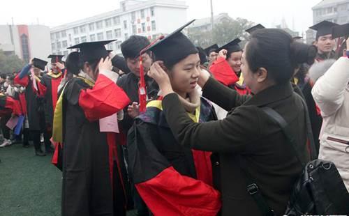 潜江中学举行2019届高考百日誓师大会暨成人礼仪式