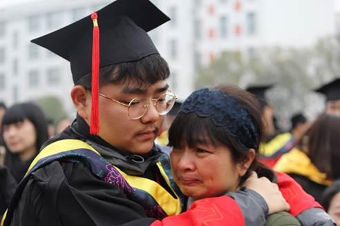 潜江中学举行2019届高考百日誓师大会暨成人礼仪式