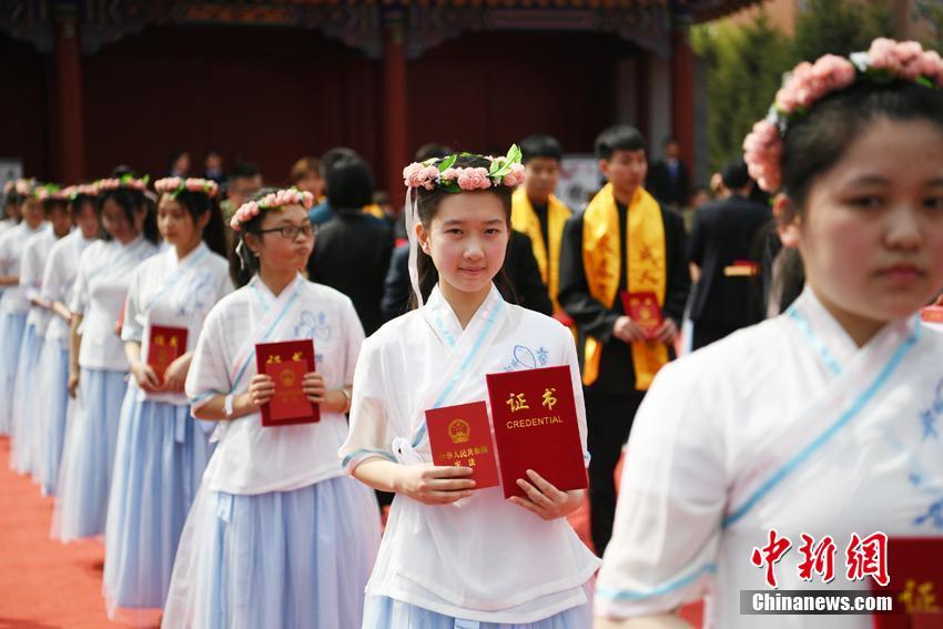 长春学子参加成人礼感恩父母