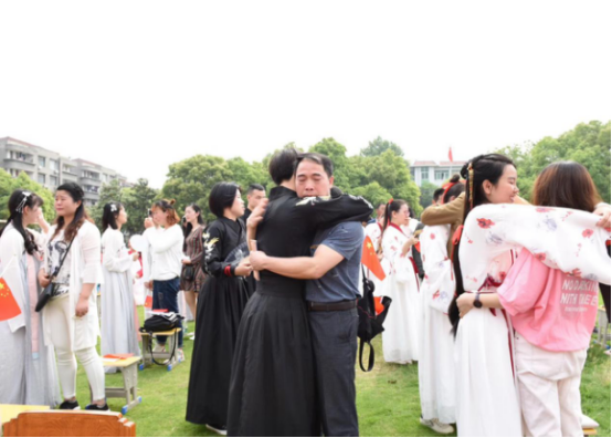 竹根滩高中举行“信仰 奋斗 责任 担当” 主题成人礼仪式