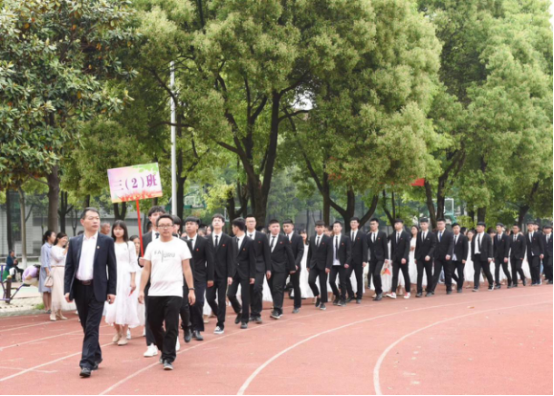 竹根滩高中举行“信仰 奋斗 责任 担当” 主题成人礼仪式